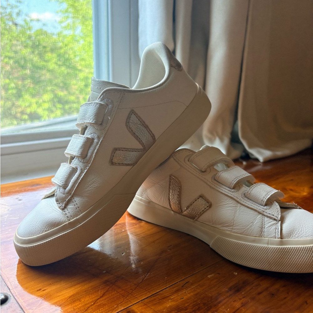 VEJA gold LEATHER WHITE women’s 7/38